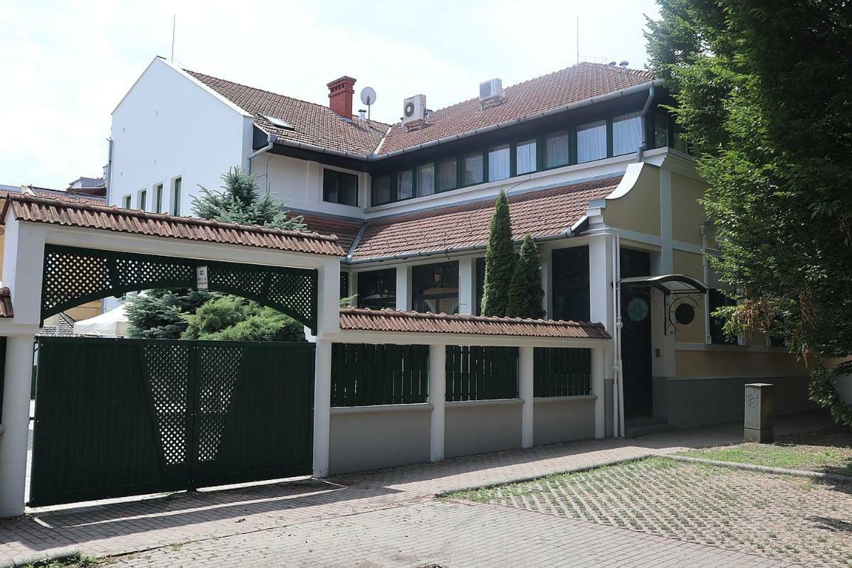 Szlovak Panzio Hotel Бекесксаба Екстериор снимка