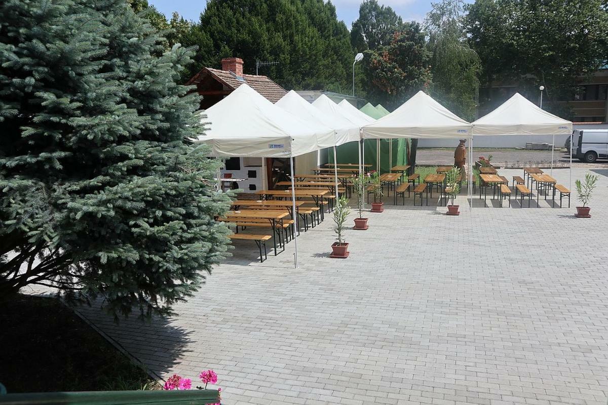 Szlovak Panzio Hotel Бекесксаба Екстериор снимка